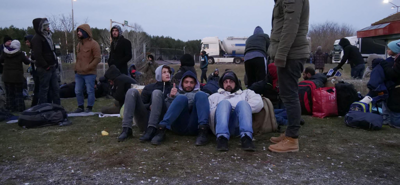 Buszra tették és elvitték a Kelebiánál összegyűlt menekülteket