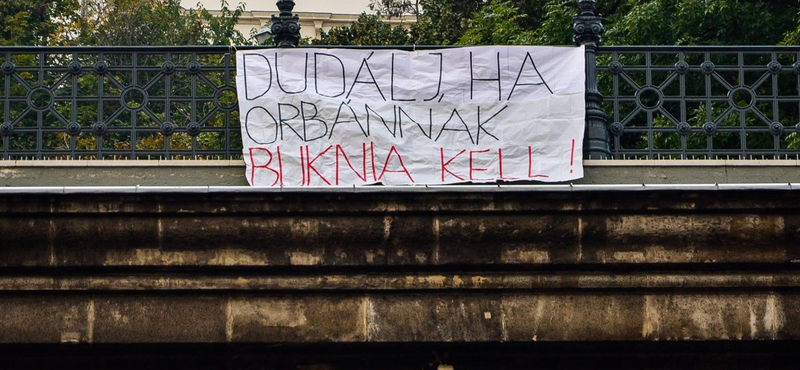 Fotó: "Dudálj, ha Orbánnak buknia kell!"