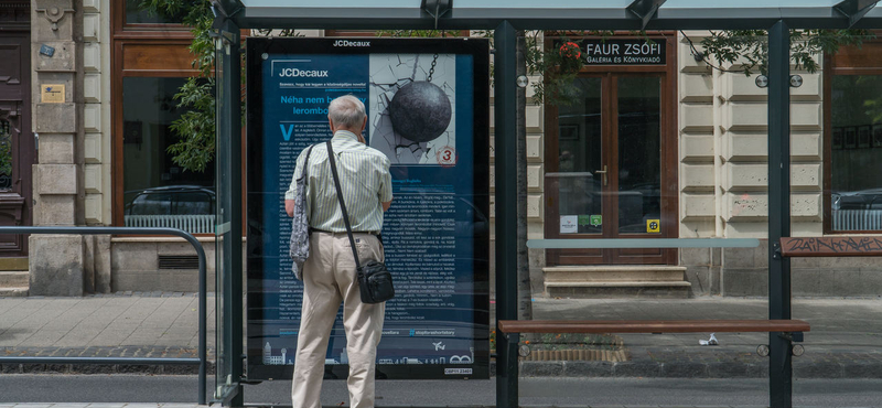 Novellákat olvashatunk, amíg várunk a villamosra