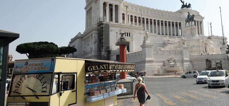 Meztelenre vetkőzött egy turista a római szökőkútban, az olaszok őrjöngenek