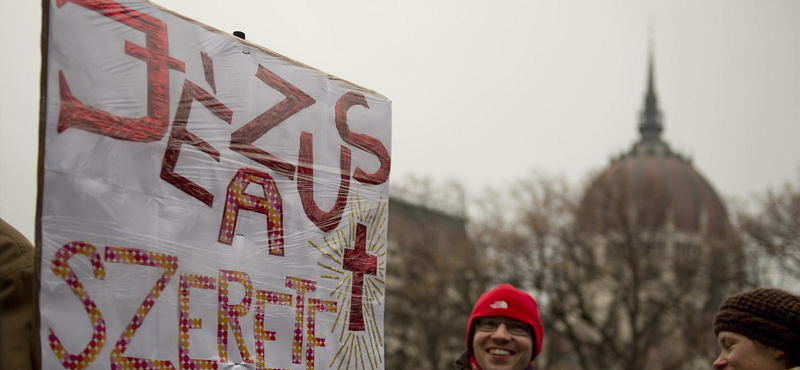 Fotók: demonstráltak az egyházak a parlamentnél