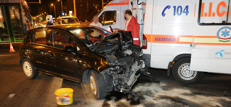 Fotók: mentővel ütközött egy autó a Flórián térnél