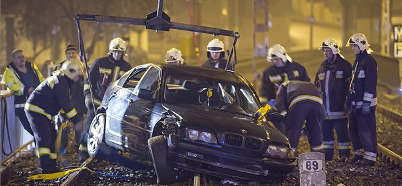 Fekete BMW repült a HÉV-sínekre péntek hajnalban - fotók