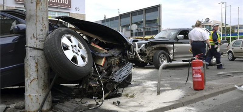 Valóságos csatateret hagyott maga után egy ámokfutó a Váci úton – fotó