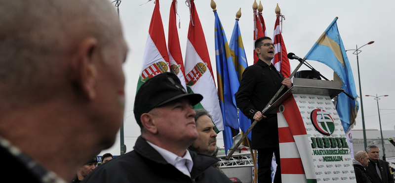 Pár száz jobbikos tüntetett Ponta ellen