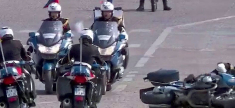 Videó: Épp a francia elnök előtti díszszemlén hajtott egymásnak két motoros rendőr