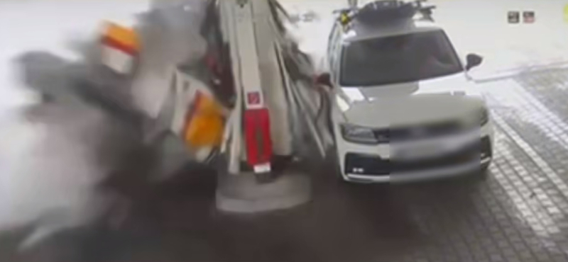 Nagy sebességgel csapódott benzinkútnak egy autós Szlovákiában – videó