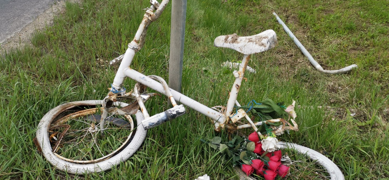 Egy autó törhette össze a kilencéves fiú emlékére kirakott szellembiciklit