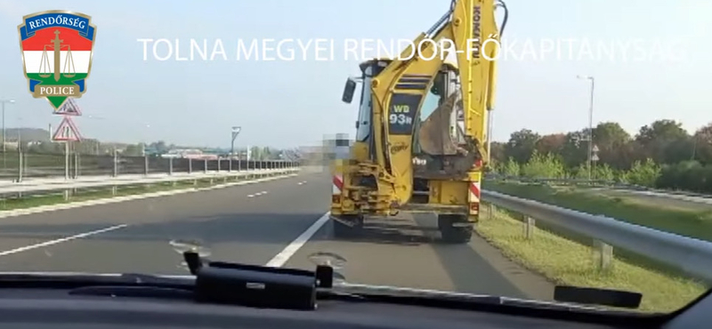 Rátévedt az M6-osra egy munkagép sofőrje – videó