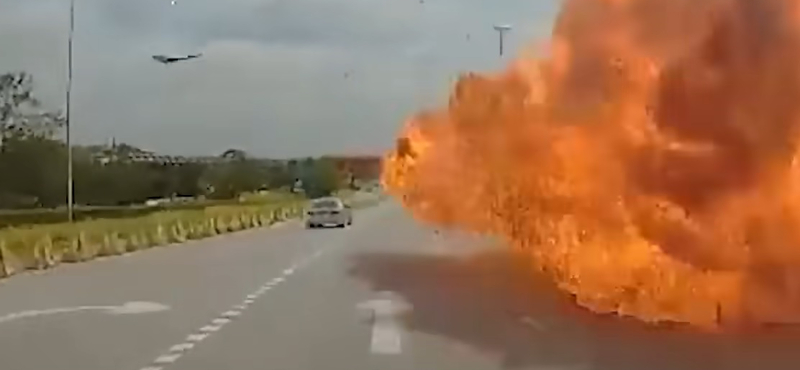 Repülőgép zuhant egy gyorsforgalmi útra Malajziában, sokan meghaltak – videó