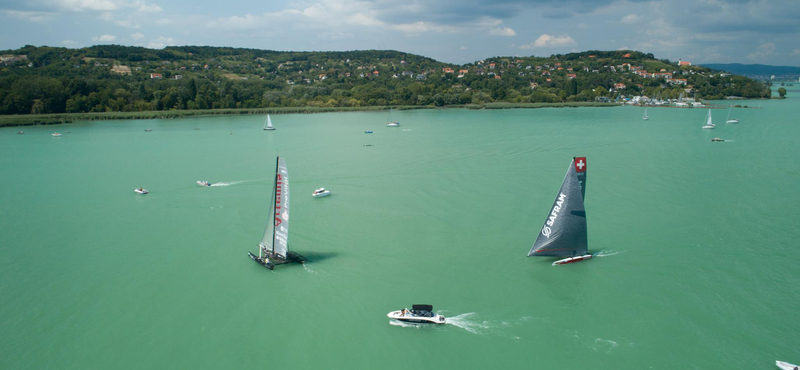 Didergő fiatalokat húztak ki egy Balatonon hányódó lélekvesztőből