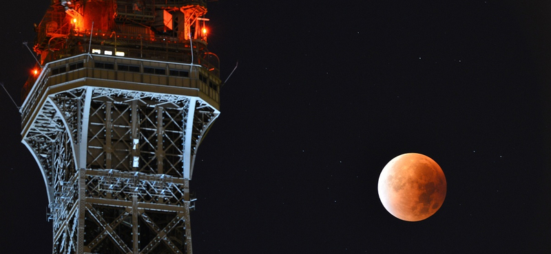 Lekapcsolják az Eiffel-torony fényeit Aleppó miatt