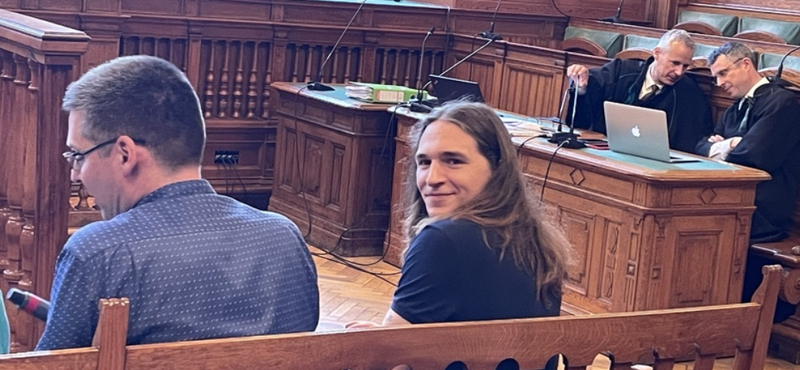 Szélsőjobbosok és antifák feszültek egymásnak a Markó utcában, az éhségsztrájkoló német queer aktivista tárgyalása közben