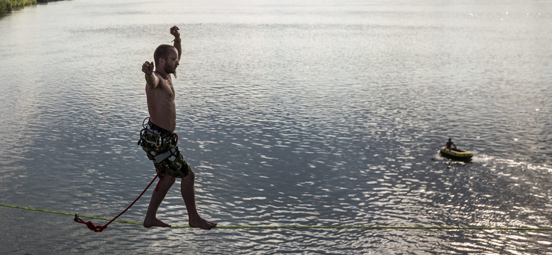 Újabb őrület: a Duna felett sétált egy highline-os - fotók