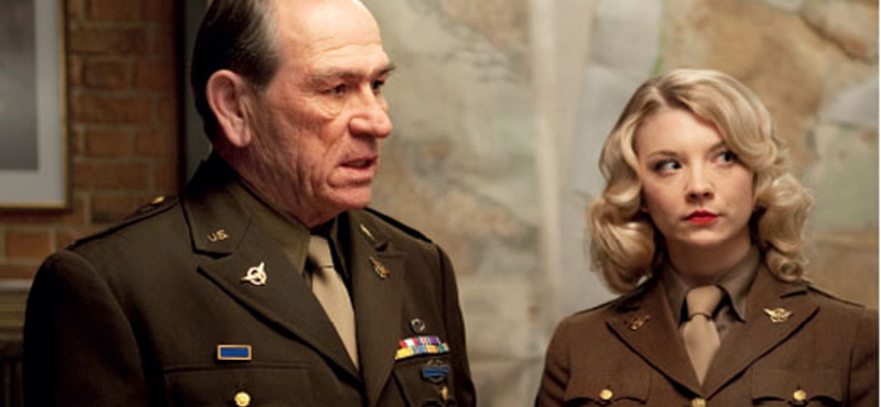 Tommy Lee Jones vissza tér és Douglas McArthur tábornokot kelti életre