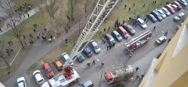 Fotók: Végtelenbe nyúló létráról oltották a tűzoltók a 11. emeleti lakást