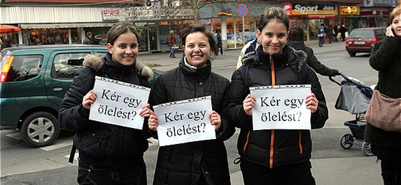 Hihetetlen vállalkozás: emberekhez bújik oda óránként 13 ezer forintért