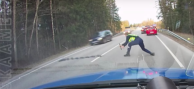 Így állítja meg egy profi rendőr az ámokfutó autóst – videó