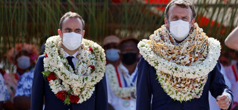 Macronnak annyira örültek, hogy szinte betemették virágokkal