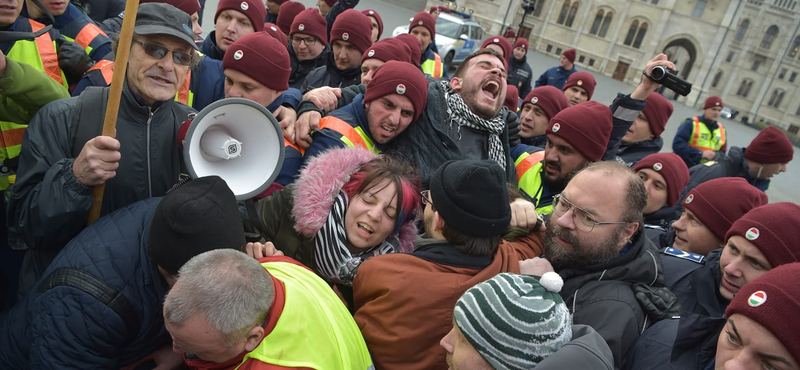 A parlament lépcsőjéig jutottak a tüntetők, ott fulladt ki ellenállásuk