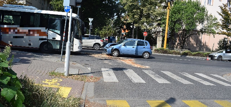 Mobilozás közben busznak hajtott egy autós Győrben