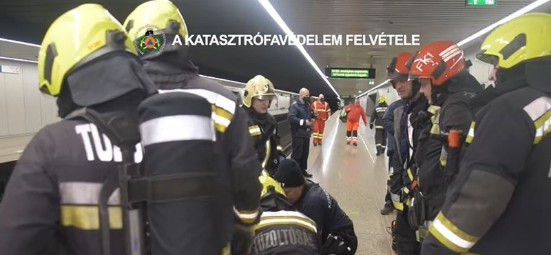 Kritikus állapotban van a metró elé esett kerekesszékes férfi