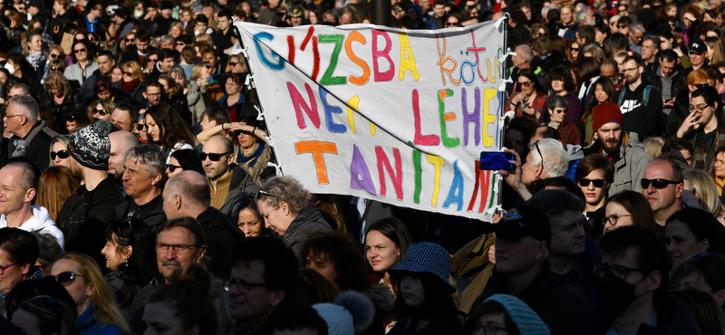 "Az oktatásban nem előre mentünk, hanem hátra" - megtelt a Kossuth tér tanárokkal 