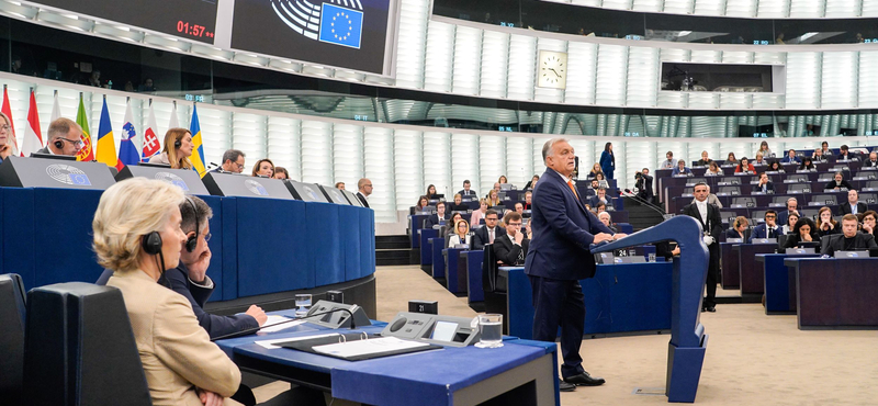 Videón, ahogy Orbán beszéde után a baloldali EP-frakció a Bella Ciaót énekelte felállva Strasbourgban