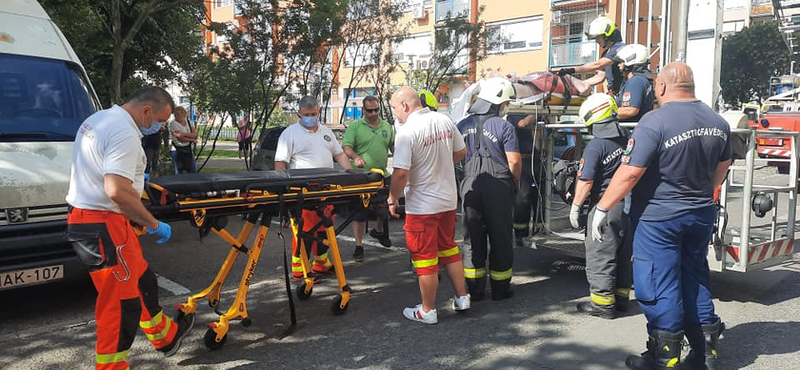 A hetedikről hozták le a tűzoltók az erkélyen át az idős nőt, hogy kórházba vihessék