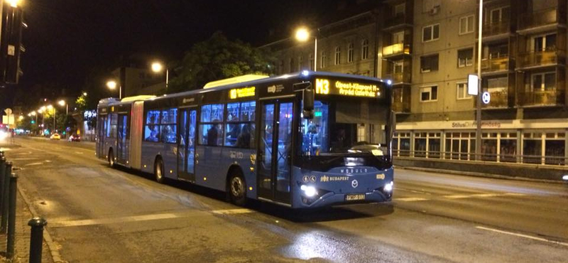 Nézze meg, hogy himbálózik az új magyar csuklós busz az utasokkal – videó