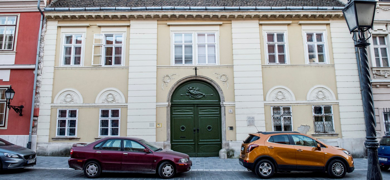 Várbeli lakás az energetikai fejesnek is: 3 milliós fizetés, 43 ezres lakbér