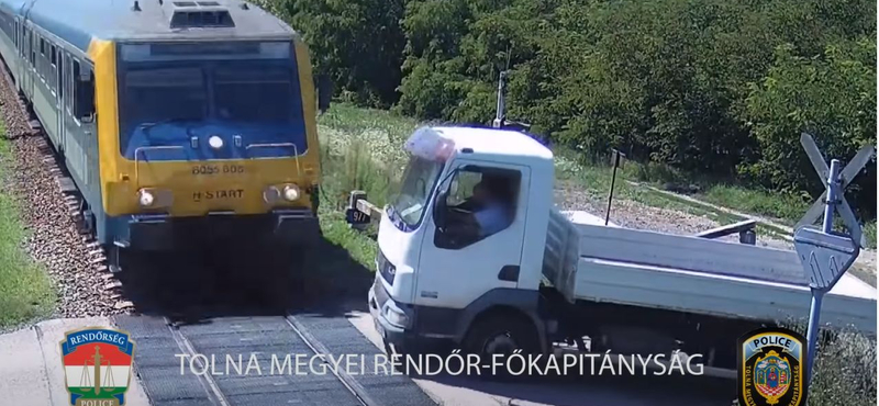 Videó: letarolta egy teherautó elejét a vonat Simontornyánál