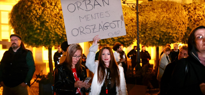 „Hazudik a tévé!” – kiabálták a Hír Tv élő adásában a tüntetők, majd a csatorna leállította a közvetítést