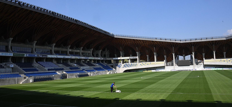 Nappal is ég a díszkivilágítás a felcsúti stadionban