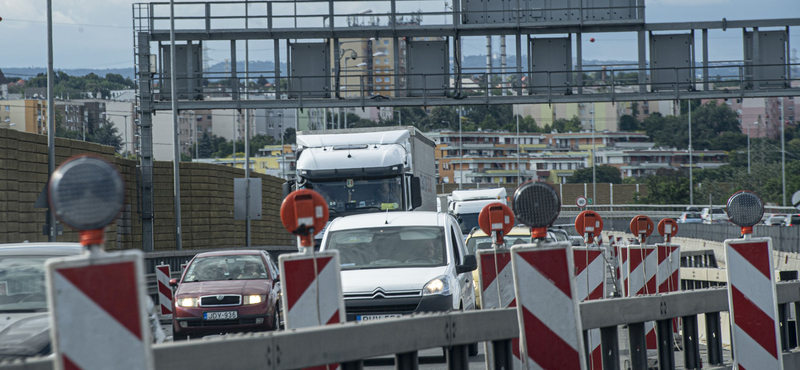 Húsz kilométeres a torlódás az M1-esen