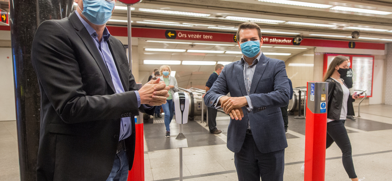 Tizenhárom metróállomásra kerültek ingyenes kézfertőtlenítők