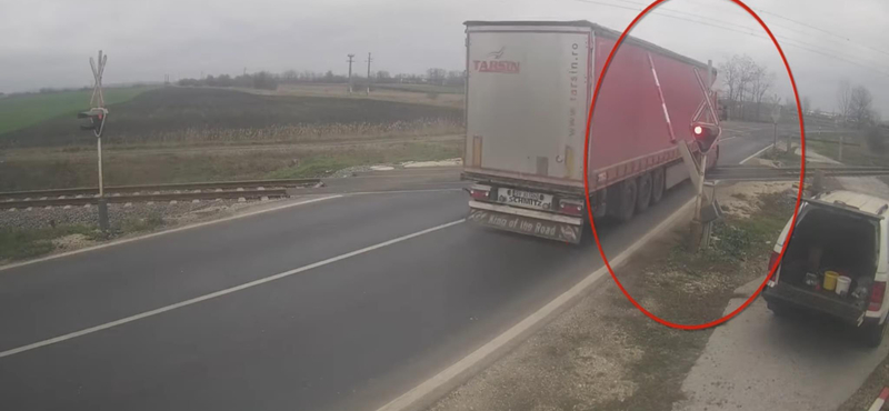 Látványos videóval mutatta meg a MÁV, hogy törik a sorompókat a kamionosok