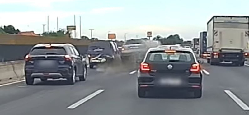 Az M0-son araszoló kocsik közé csapódott egy rendőrök elől menekülő Audi – videó