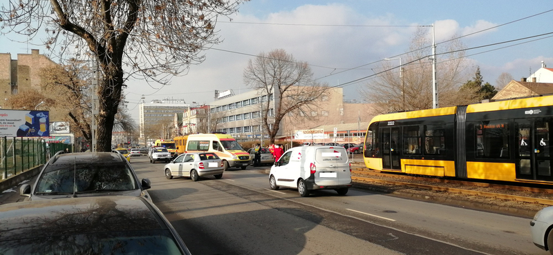 Baleset a Komócsy utcánál, nem jár a 3-as és a 62A villamos