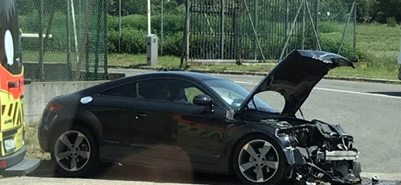 Egy Audi TT szakította át a Ferihegyi gyorsforgalmi elválasztó korlátját