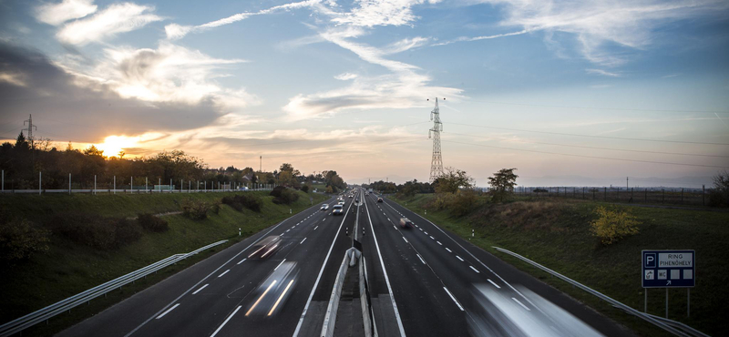 Sorban húztak el az autók az M3-ason egy nő mellett, aki a gyerekét próbálta újraéleszteni