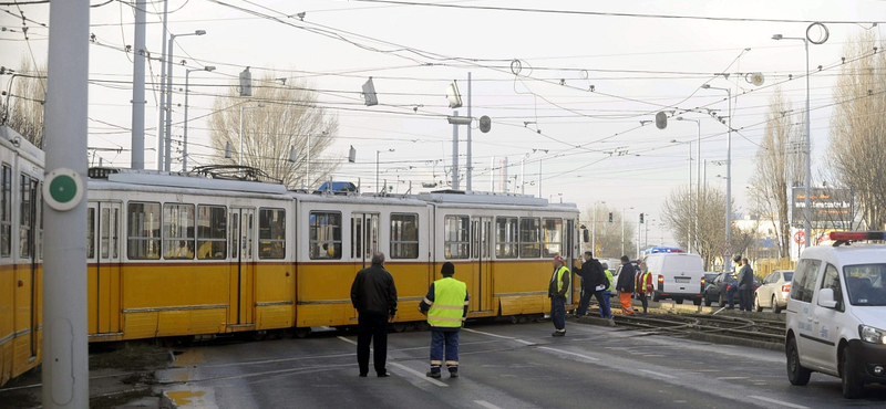 Kisiklott egy villamos, nem jár egy szakaszon az 1-es - fotó