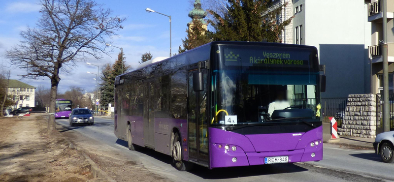 Rendőrökkel szállíttatta le a buszról a kerekesszékes anyukát és gyermekét egy sofőr Veszprémben