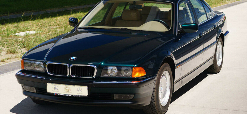 Nem elírás, tényleg csak 255 kilométer van ebben a 23 éves eladó BMW-ben