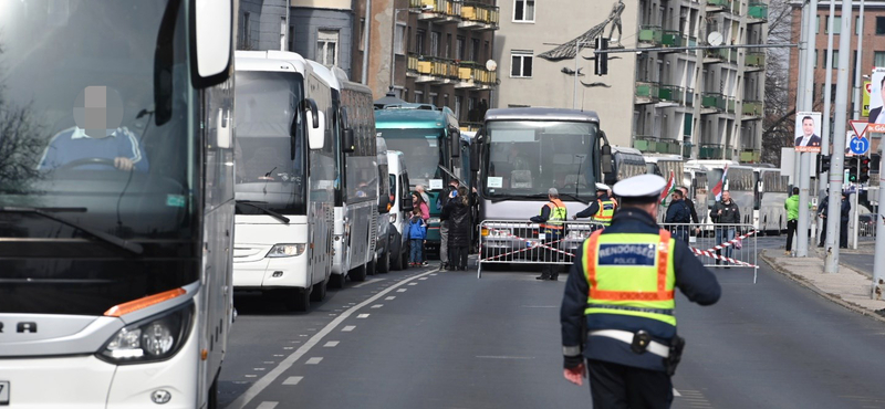 Békemenetesek keveredtek egy ellenzéki tüntetőket szállító buszra az ünnepen