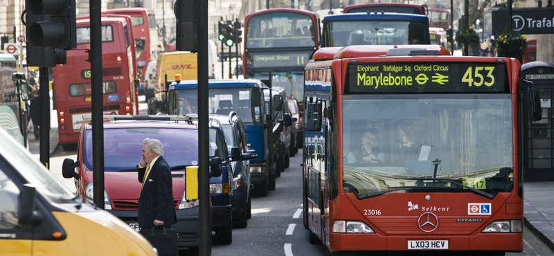 Buszokat fognak be mentőautónak Londonban, annyi a koronavírusos beteg