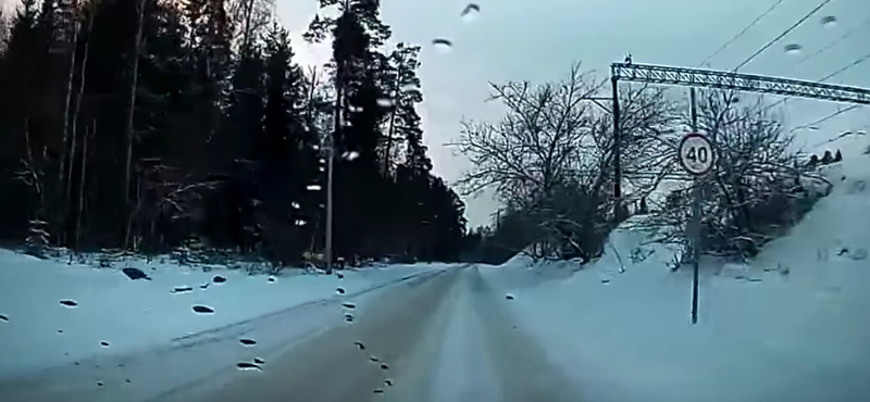 40 helyett 65 km/h-val hajtott a sofőr a havas úton, ez lett a vége – videó