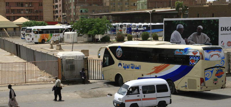 Legalább tizenhatan meghaltak, amikor egy parkoló teherautónak ütközött egy busz Szudánban