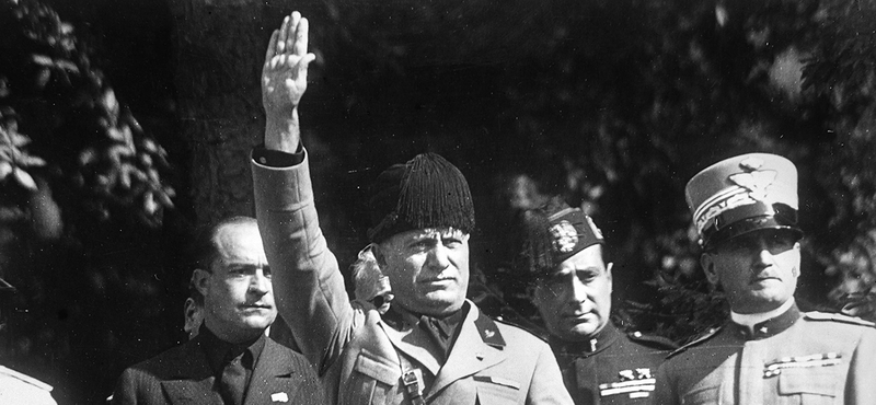 Bokáig jártak Rómában a gipszben, miután Mussolini megbukott