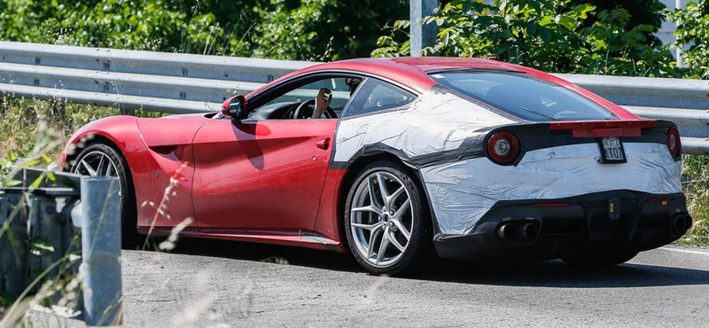 Felfrissíti az F12 Berlinettát a Ferrari